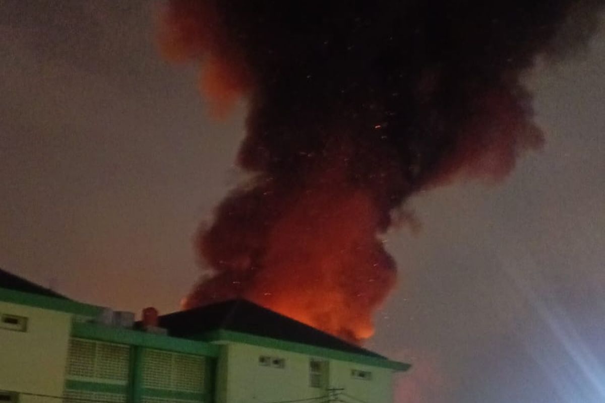 Kebakaran melanda pabrik lilin di Tamansari Jakarta Barat