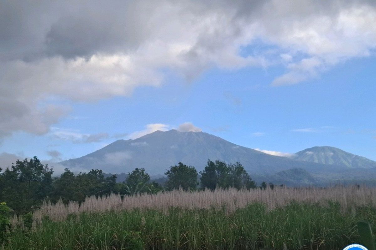 Gunung Raung di perbatasan Kabupaten Jember erupsi setinggi 400 meter