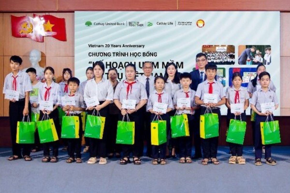 Cathay United Bank HCM Branch Salurkan Beasiswa