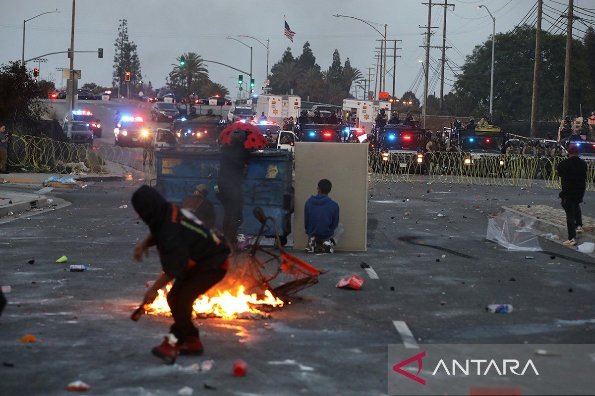 Kerahkan tentara ke LA, Trump digugat Gubernur California