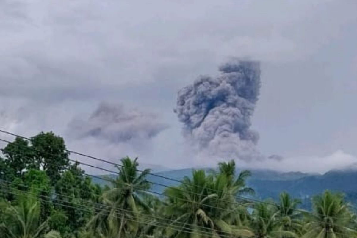 Gunung Dukono di Malut kembali erupsi semburkan abu setinggi 1,1 km