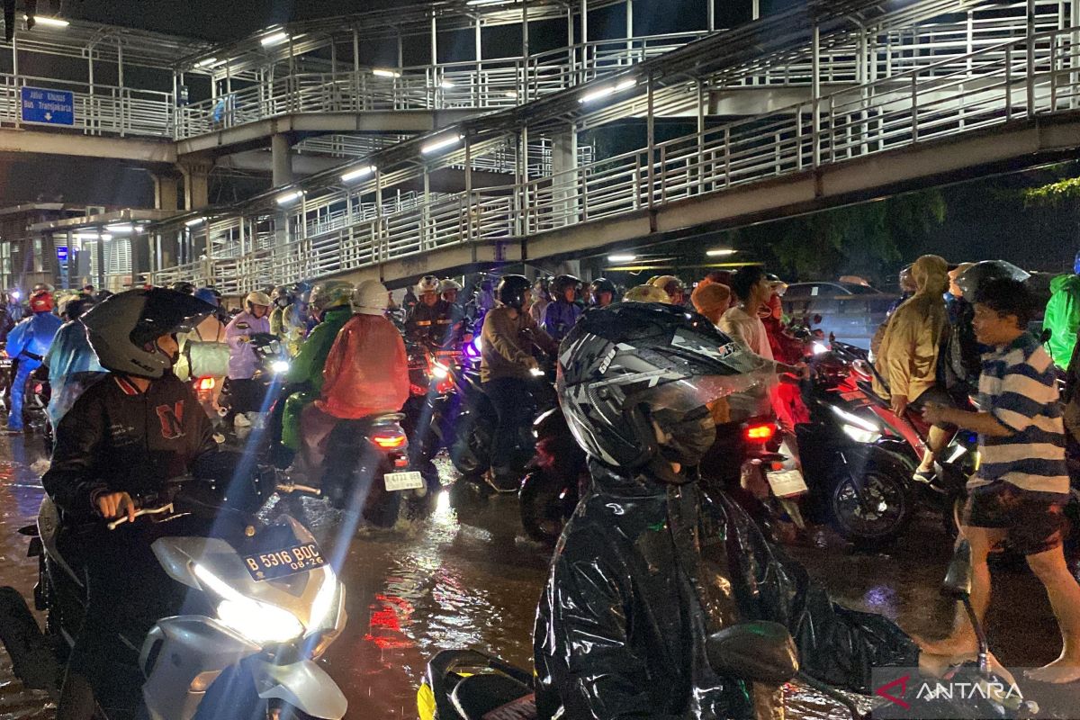 Hindari banjir, Pengendara berbondong lawan arah di Daan Mogot Jakbar