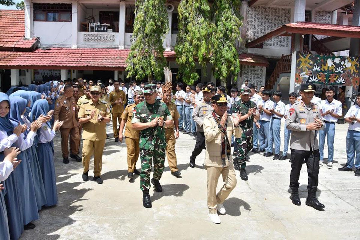 Gubernur ajak siswa SMAN 1 Muara Teweh siap hadapi pembelajaran hybrid