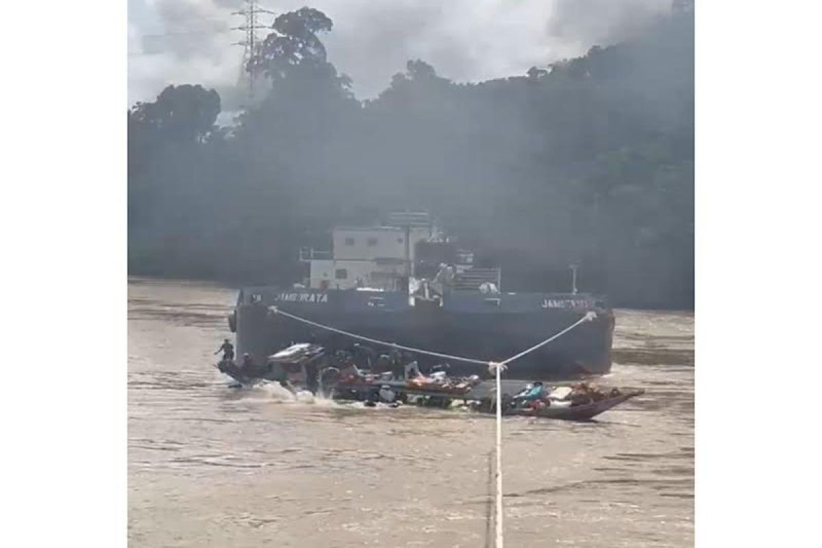 Tiga penumpang taksi motor terbalik di Sungai Barito masih ditelusuri