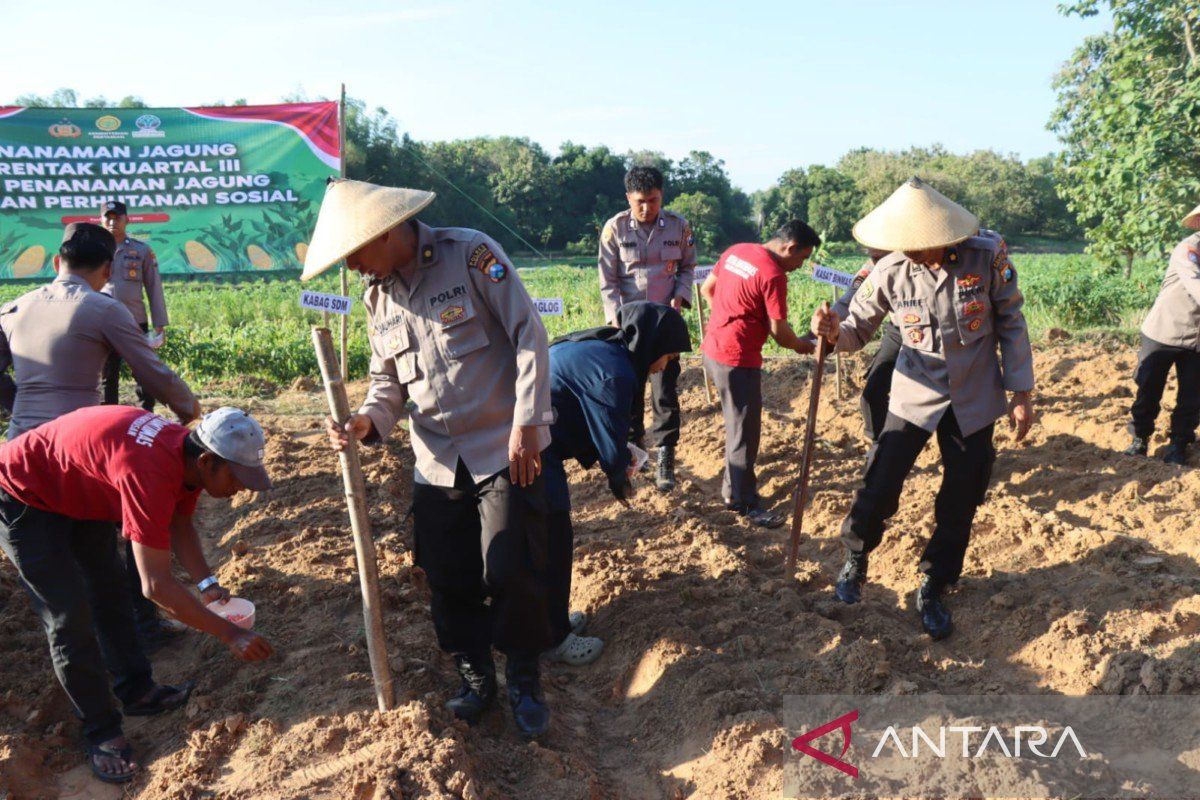 Polres Pamekasan tanam jagung dukung program ketahanan pangan presiden