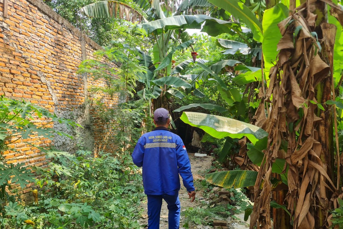 Pria yang tewas membusuk di Kebon Jeruk diduga karena sakit