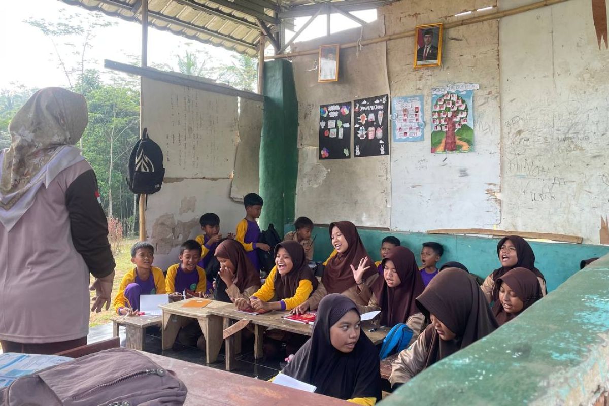 Siswa MI di pelosok Lebak terpaksa belajar di gubuk