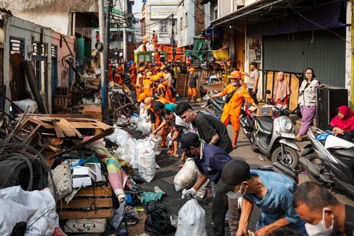 Jakbar kembali kerahkan 300 personel bersihkan puing kebakaran Tambora