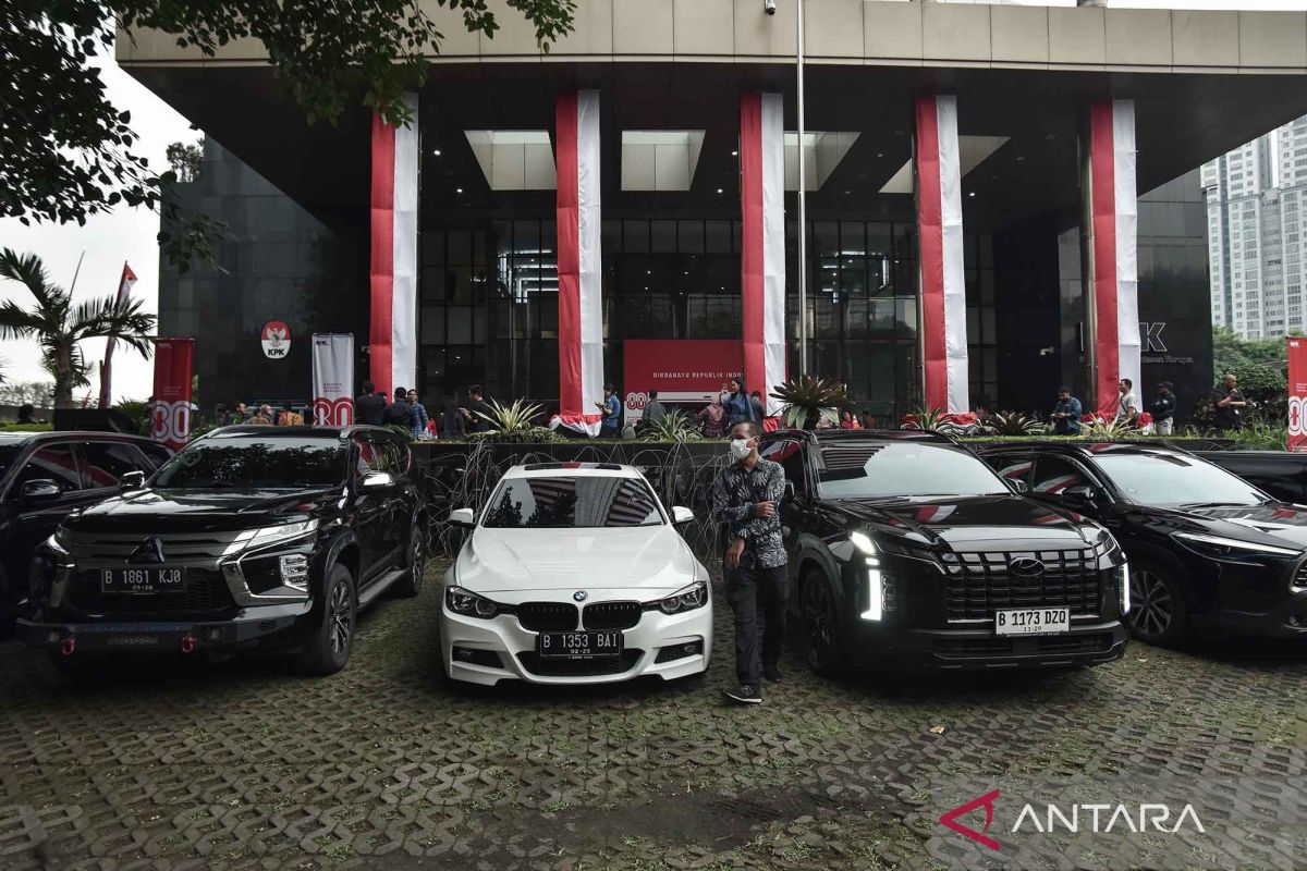 Daftar 22 kendaraan mewah yang disita KPK buntut OTT Wamenaker Noel