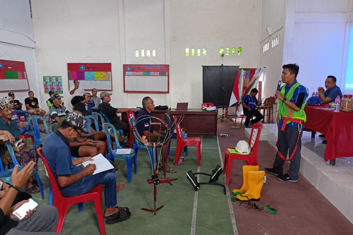 Unsrat Transformasi Panen Kelapa di Desa Lopana dengan Teknologi Tepat Guna