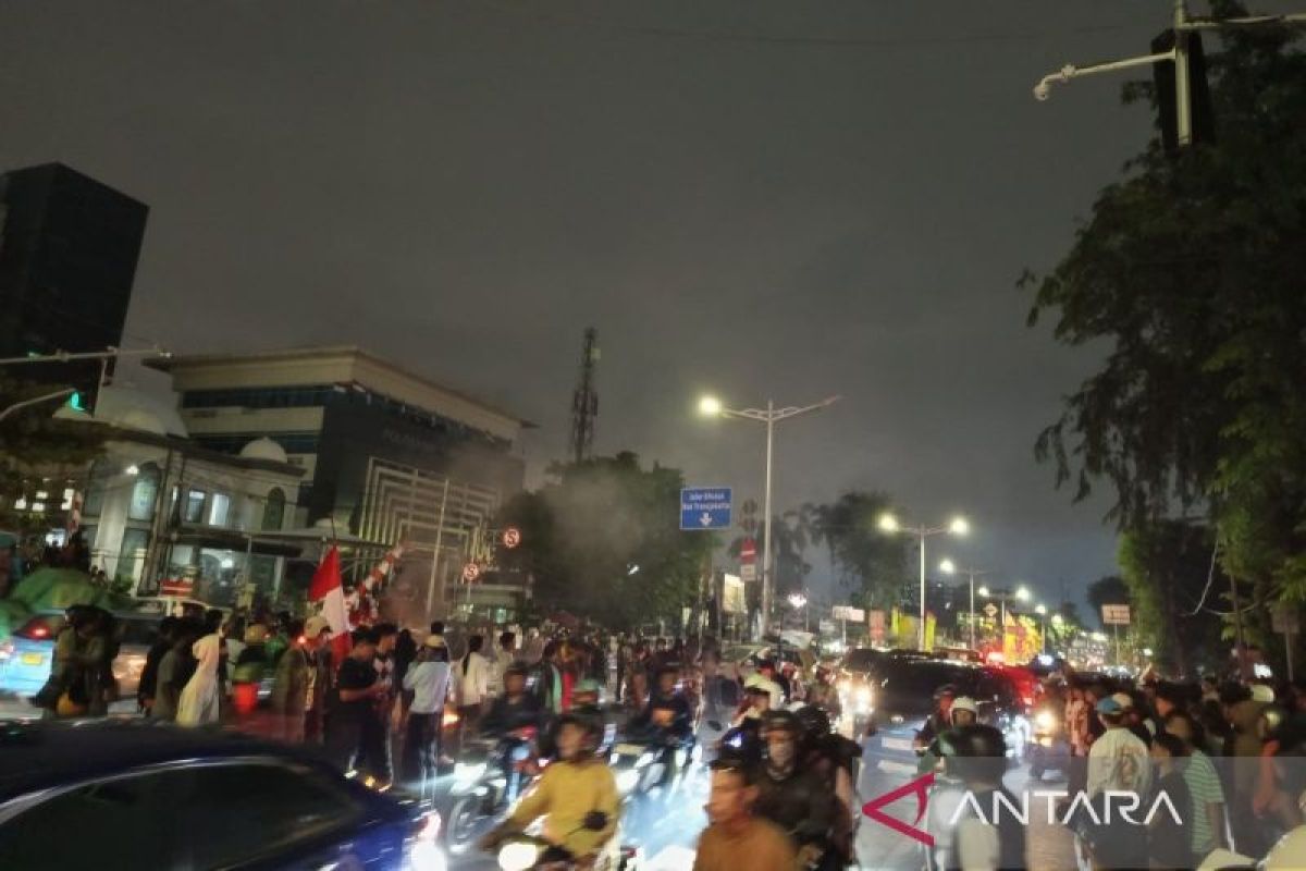 Massa kembali unjuk rasa di persimpangan Jalan Otista Raya Jaktim