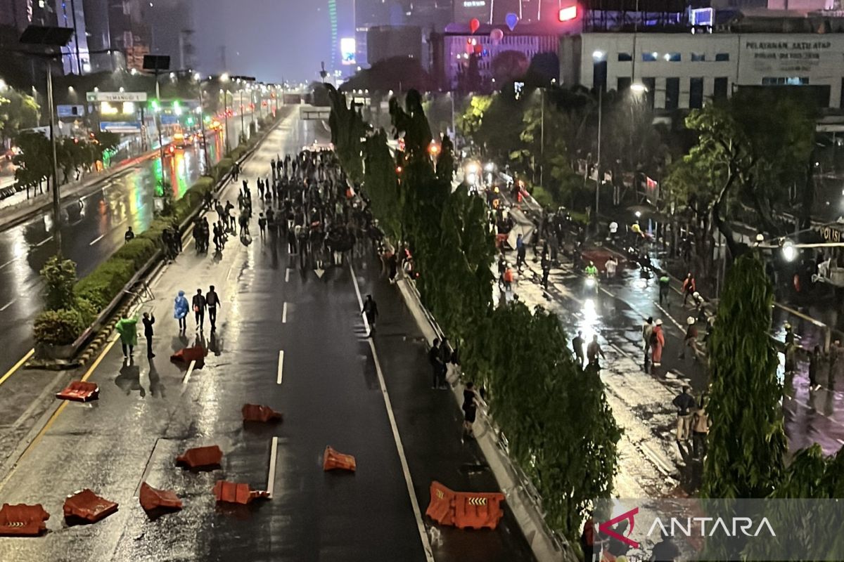 Hujan deras, massa di Polda Metro membubarkan diri