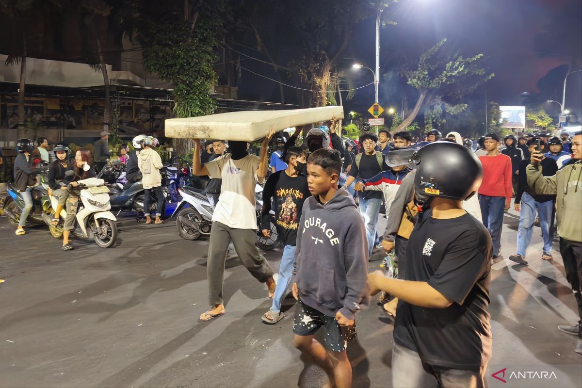 Massa jarah Gedung Negara Grahadi Surabaya, Sabtu malam