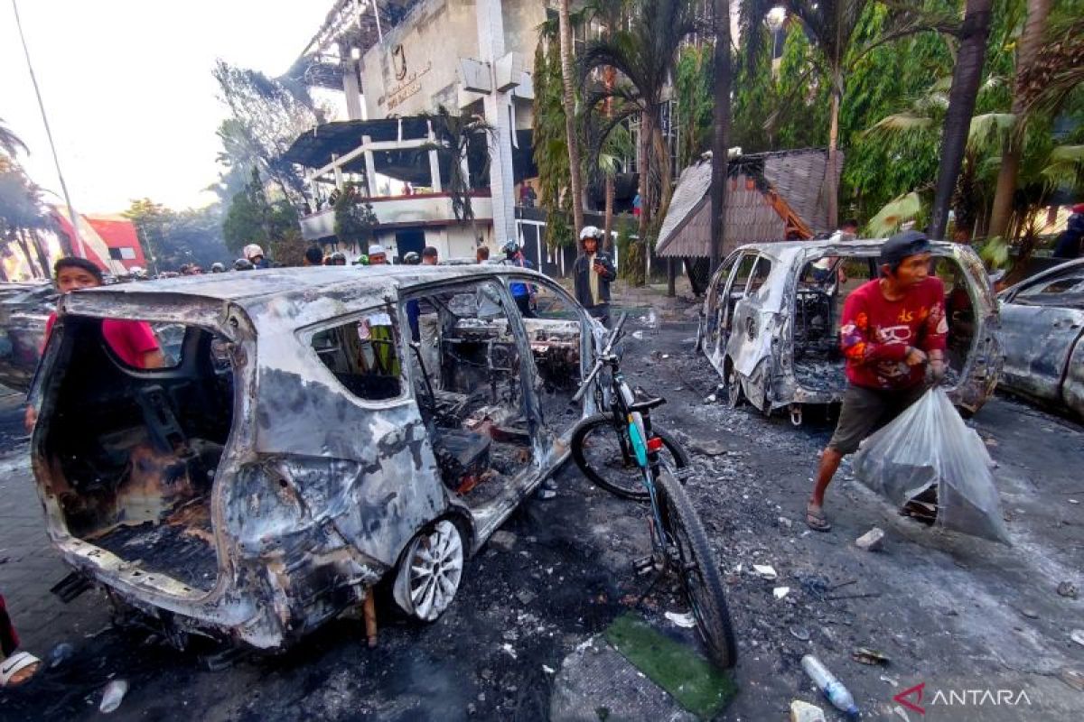 Warga jarah barang kantor DPRD Kota Makassar usai dibakar