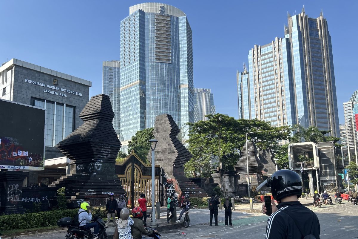 Masyarakat singgah di Polda Metro Jaya abadikan situasi pascademo