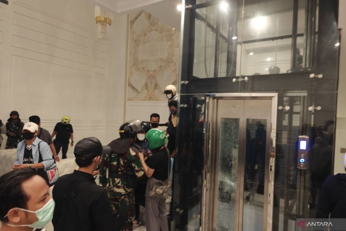 Walau sudah minta maaf, rumah Eko Patrio tetap dijarah massa