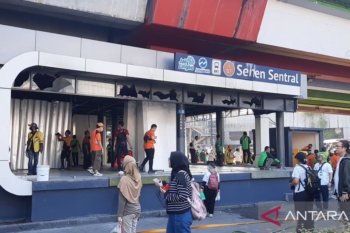 Usai dirusak massa, Halte Transjakarta Senen Sentral berganti nama