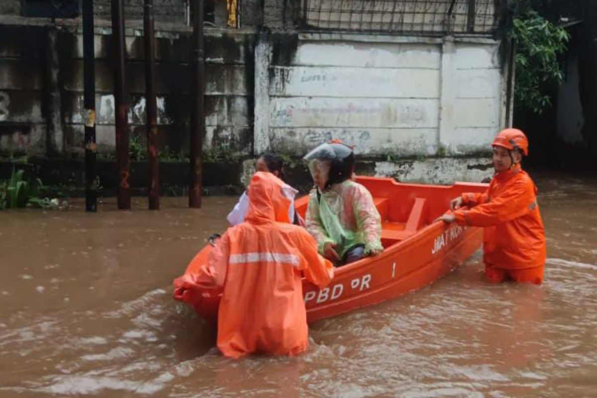 Banjir landa empat RT di Jaksel ketinggian capai lebih 1 meter