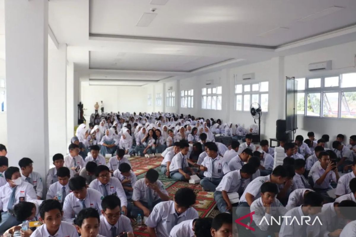 Diskominfo perkuat literasi digital pelajar  menuju teknologi cerdas