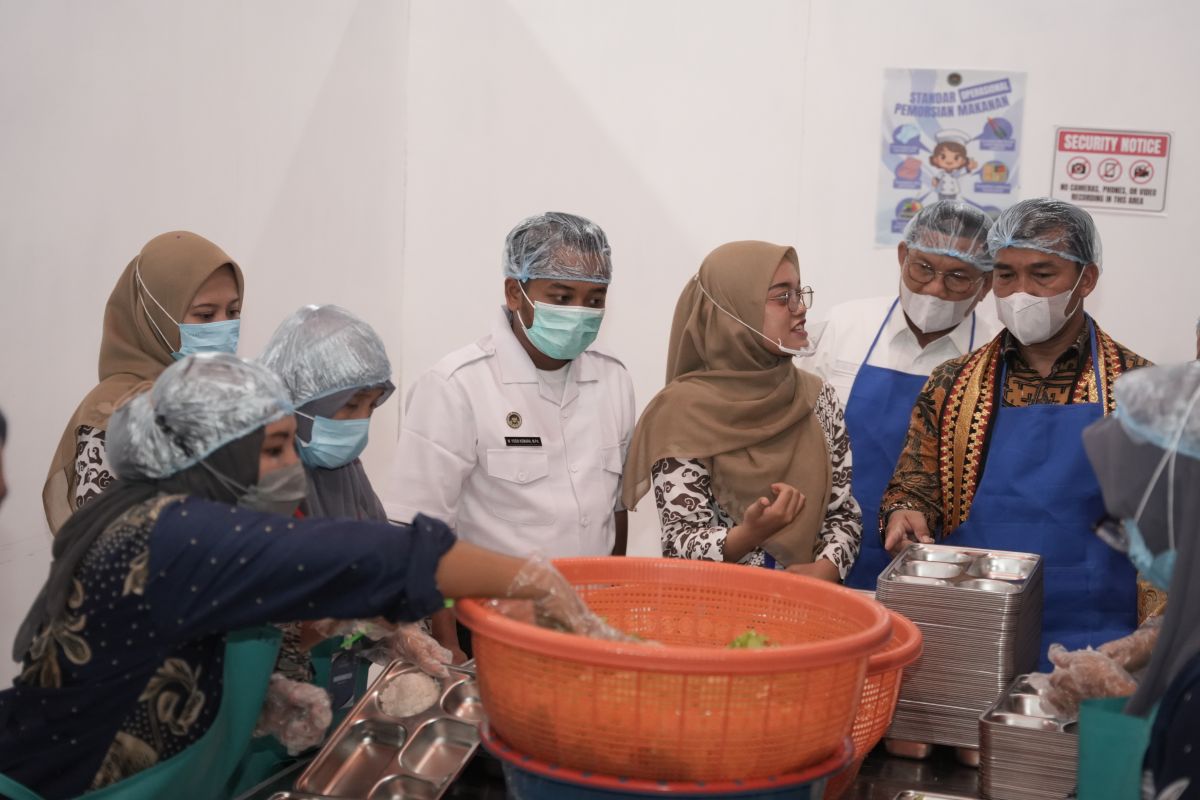 Sebanyak 366 orang balita, ibu hamil, serta menyusui di Metro terima MBG