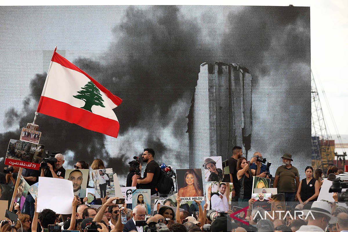 Israel serang Beirut, tewaskan pemimpin Hezbollah Ali Tabatabai.