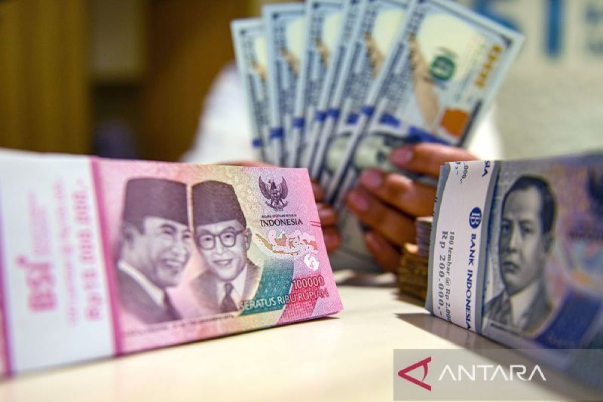 Rupiah melemah selagi investor tunggu hasil RDG BI