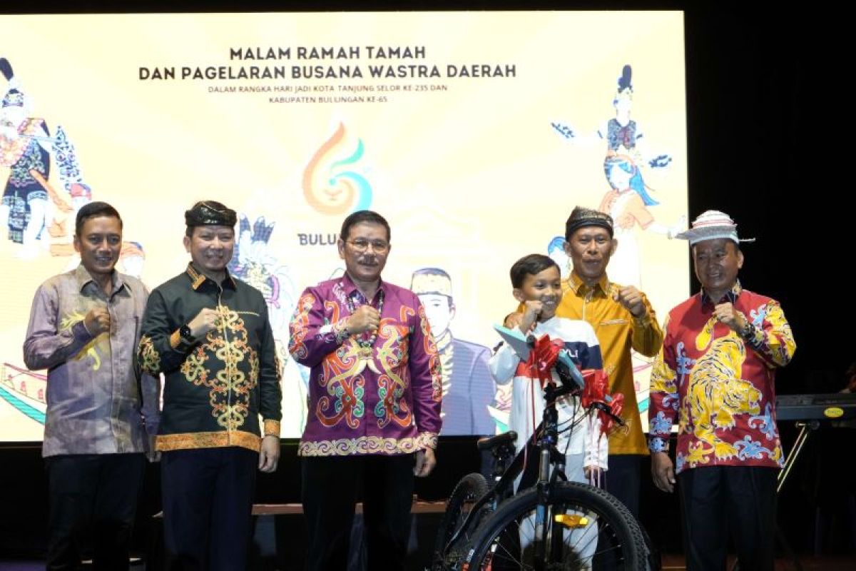 Meriahkan Malam Ramah Tamah HUT Kabupaten Bulungan dan Tanjung Selor, Wagub Bagikan Doorprize