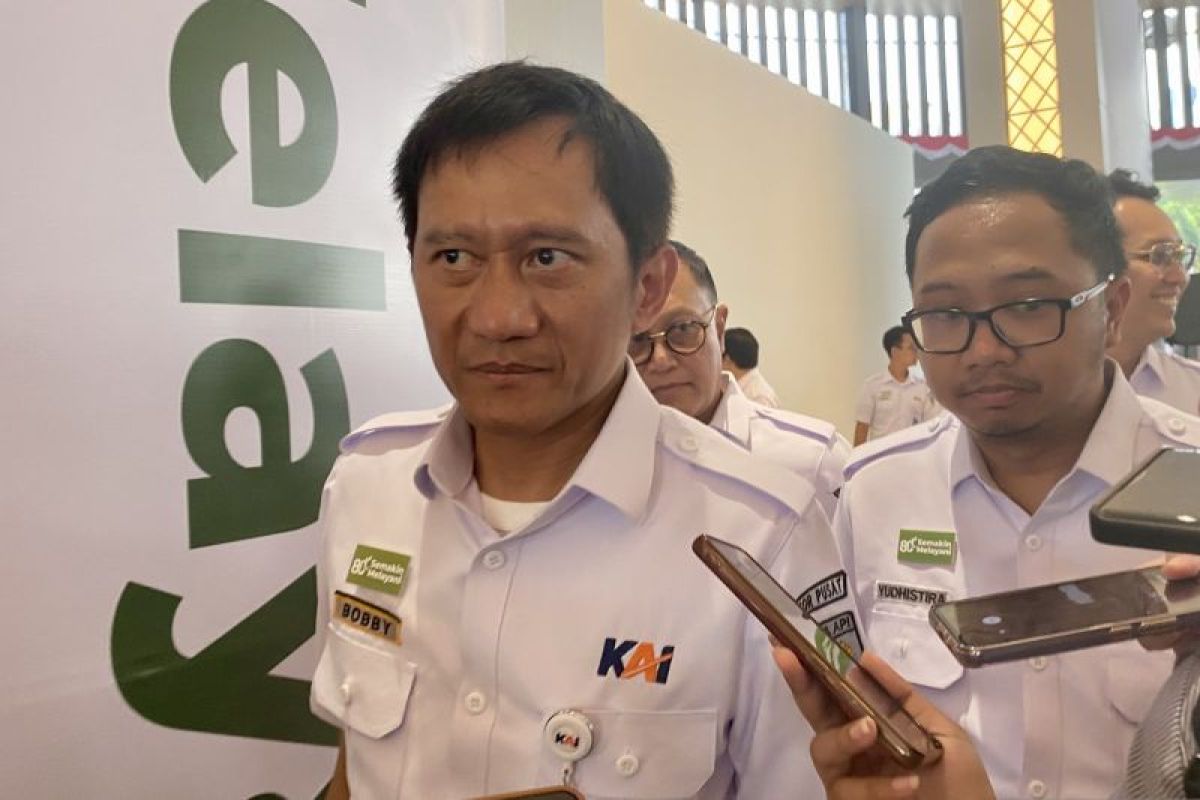 KAI: Presiden minta tak cuma tambah gerbong, tapi benahi prasarana KRL