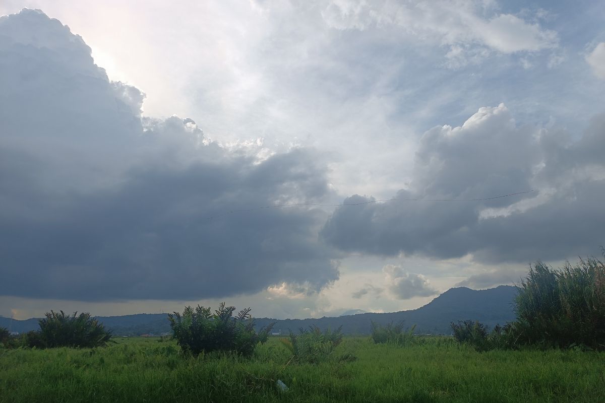 BMKG: Waspadai hujan lebat disertai angin kencang di Sulut