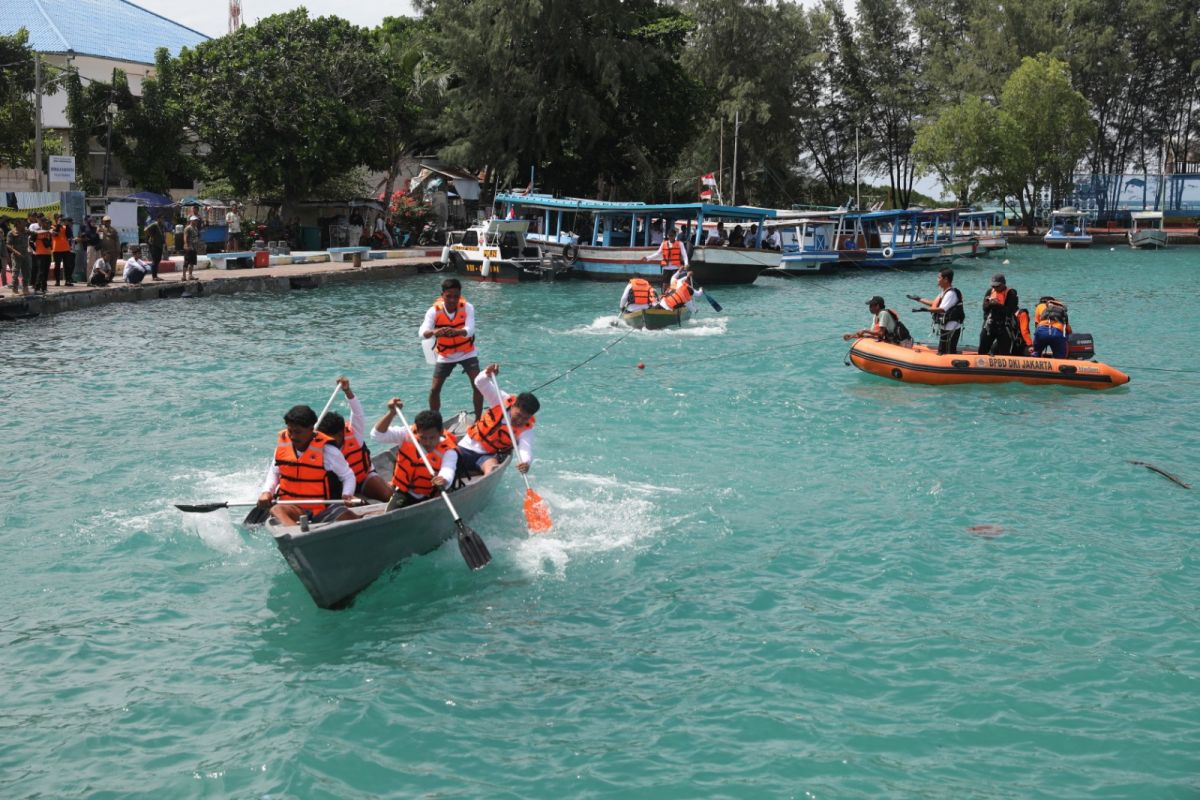 Lomba kapal dayung tradisional di HUT Kepulauan Seribu