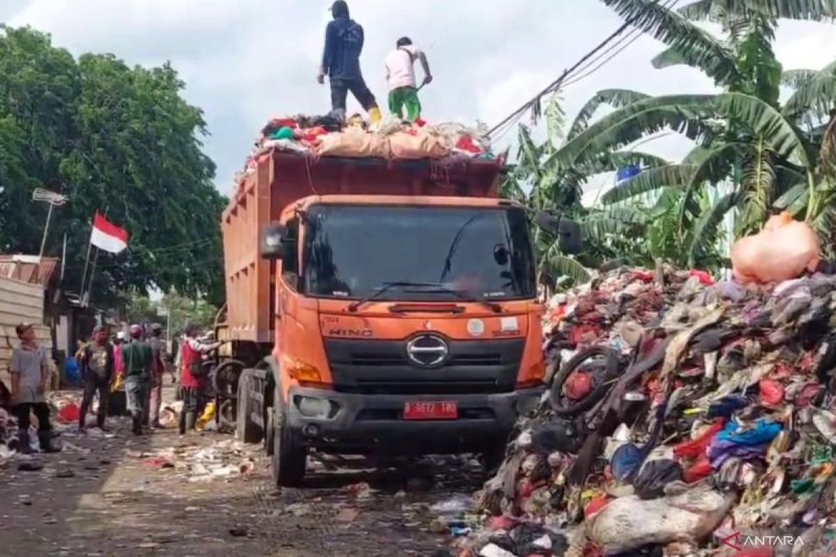 Enam truk besar dikerahkan untuk angkut sampah di Cakung