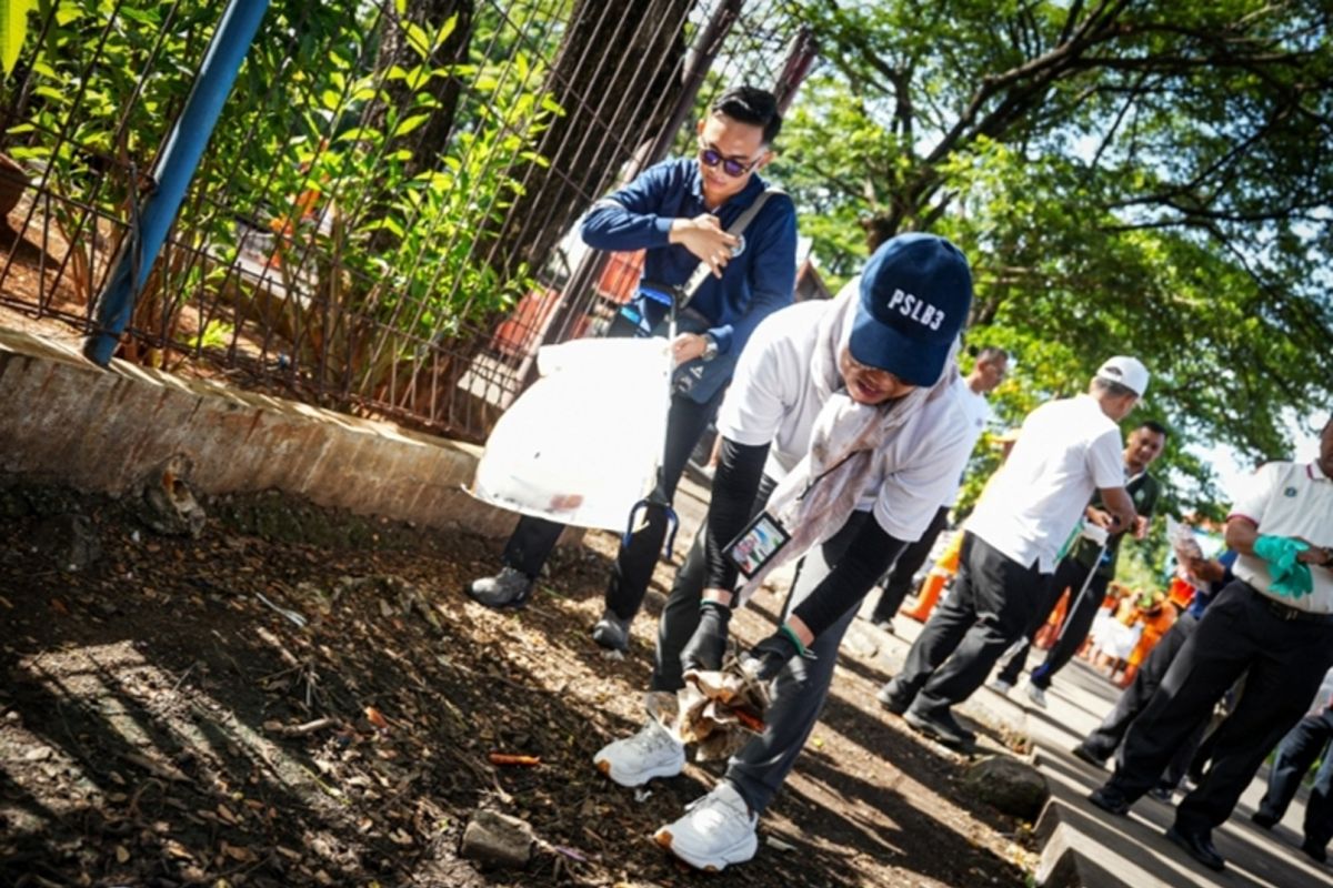 Warga Jakbar diminta tak bergantung kepada petugas untuk olah sampah.