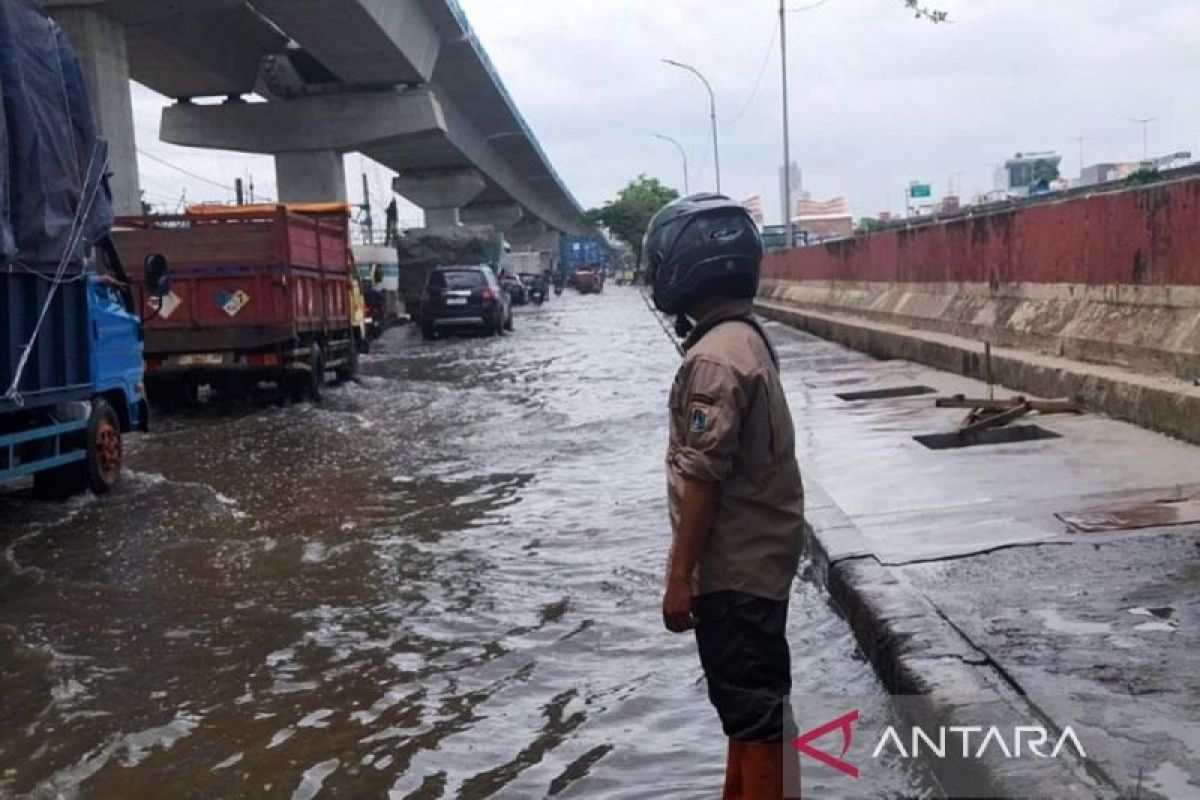 Banjir rob terjadi pada sejumlah lokasi di Jakarta Utara