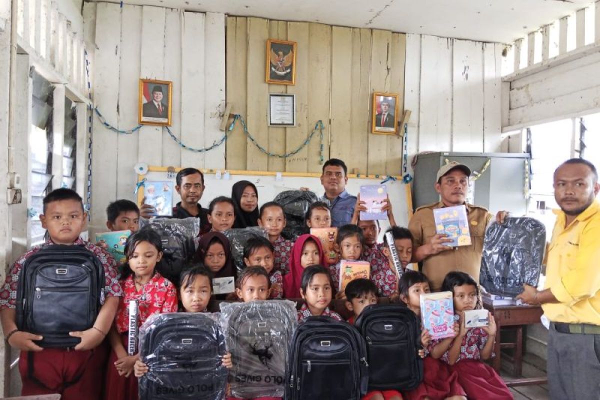 PT Bumi Andalas Permai serahkan perlengkapan sekolah siswa SD di desa binaan Kabupaten OKI