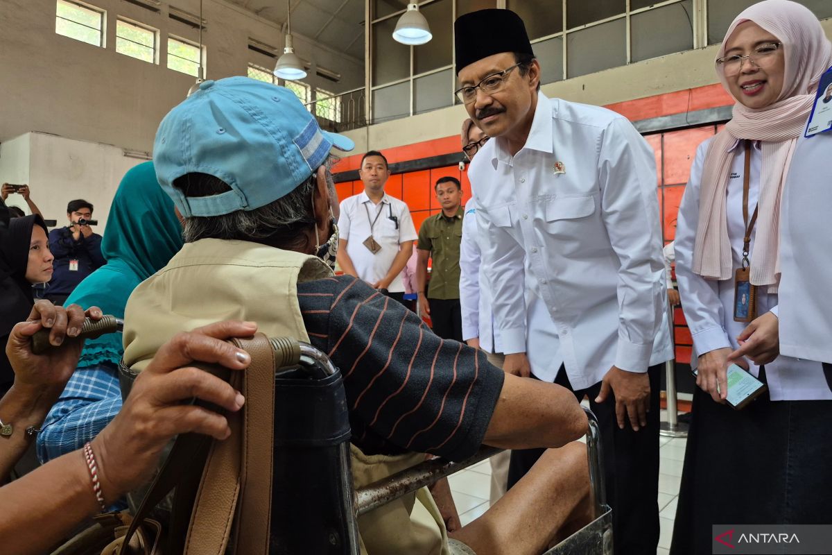 Mensos tinjau pemberian BLTS Kesra 2025 di Jatinegara Jaktim