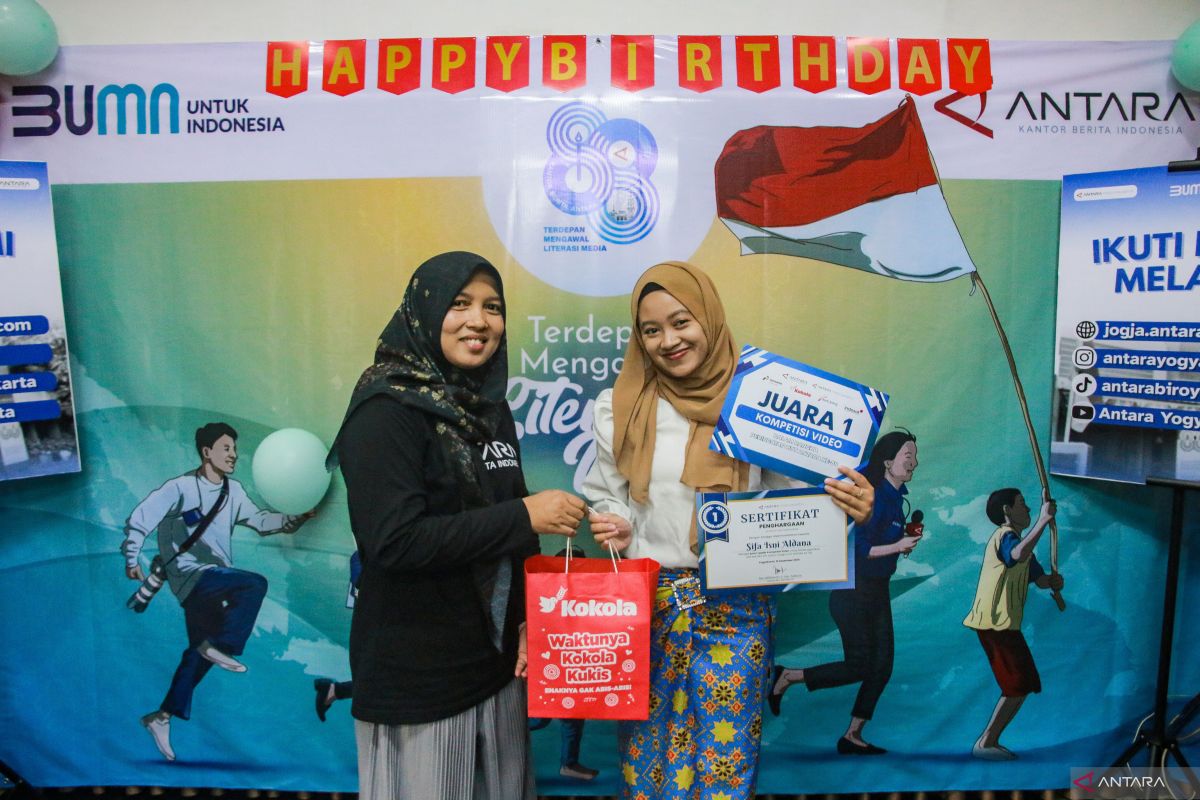 Penyerahan sertifikat dan hadiah kepada pemenang Kompetisi Jurnalistik dan Video