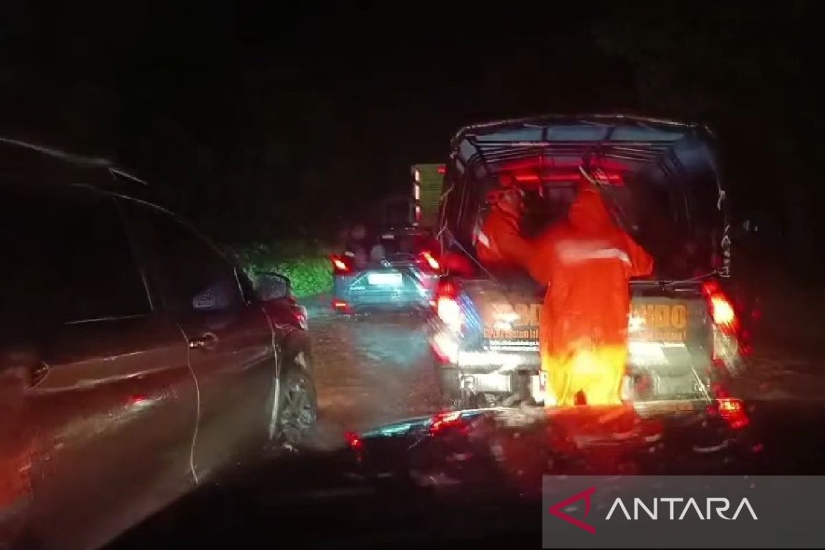 Banjir material batu lumpuhkan jalur pantura Situbondo