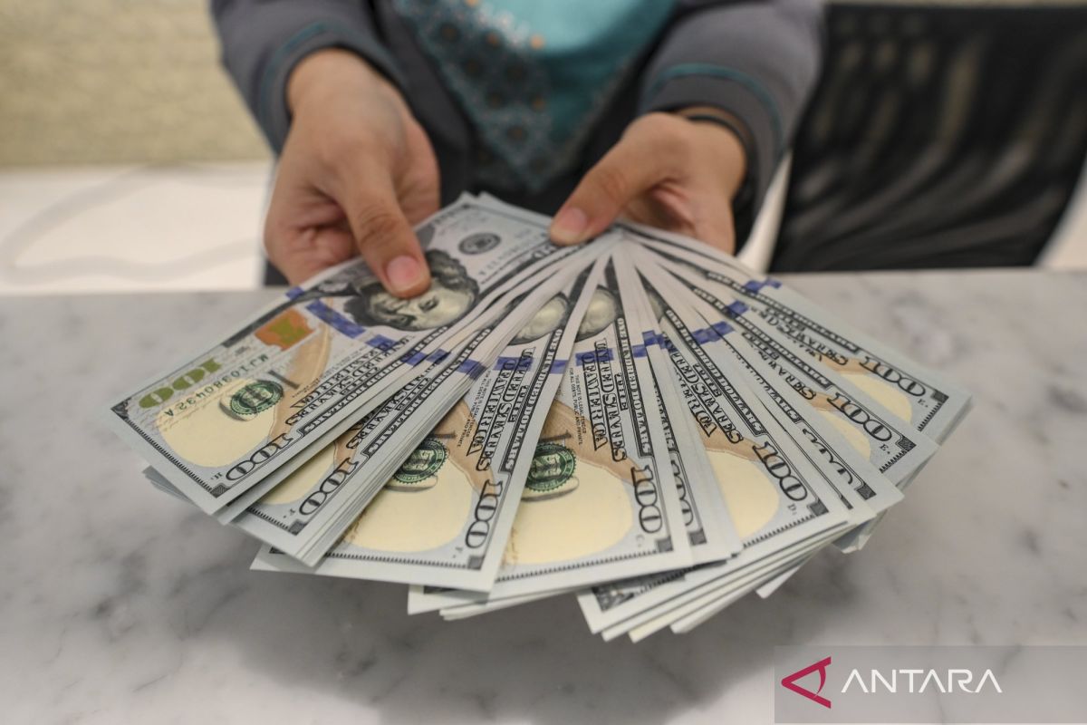Rupiah menguat seiring daya beli masyarakat AS stagnan