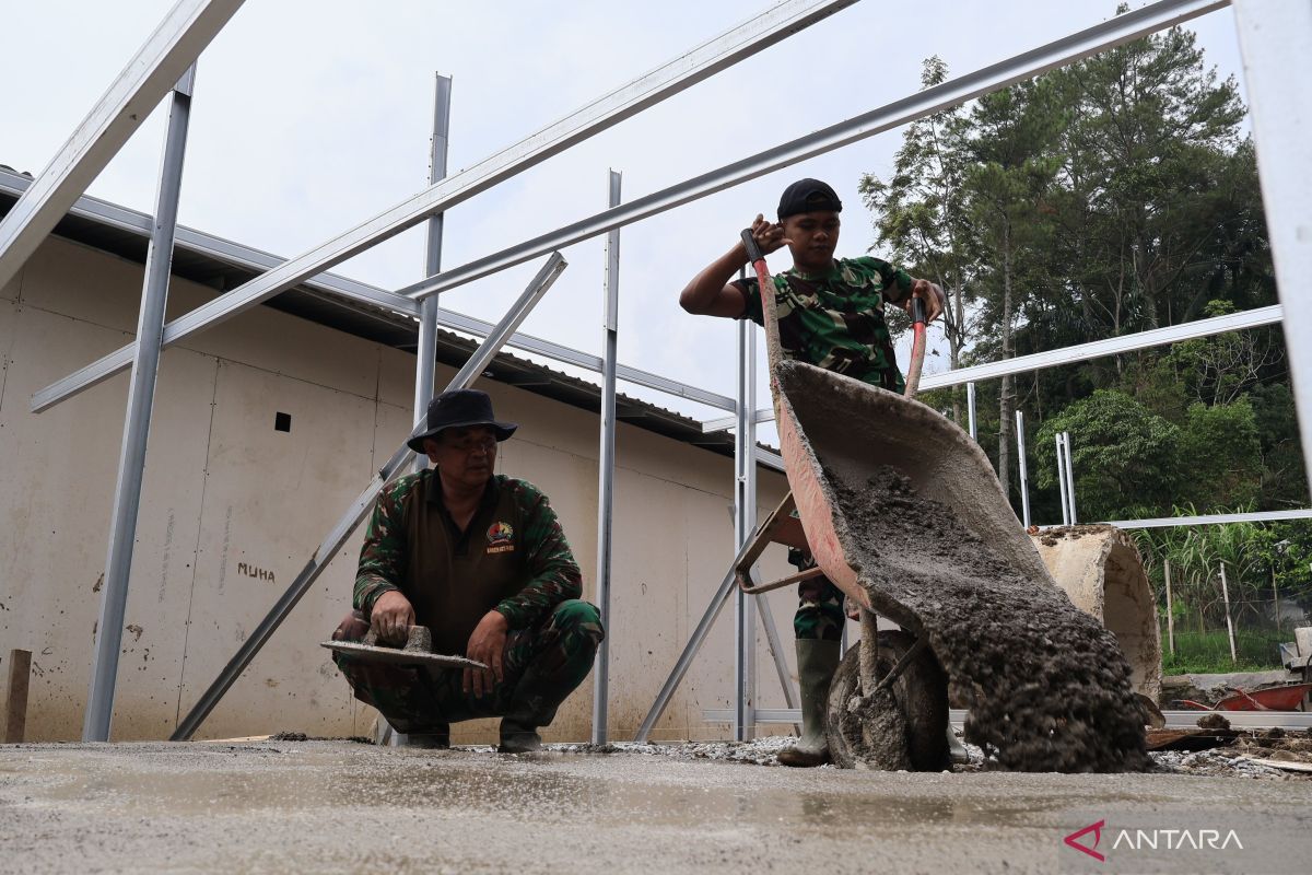 TNI-BNPB kebut pengerjaan huntara bagi korban tanah bergerak Sumbar