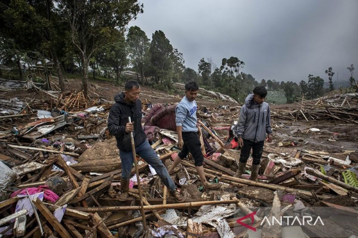 Tim SAR cari 82 warga tertimbun longsor di Cisarua Bandung Barat