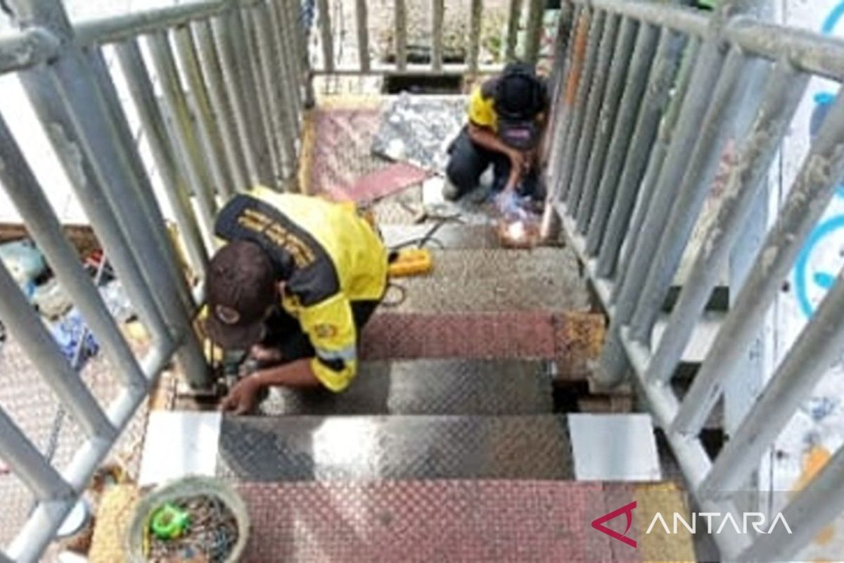 Bina Marga tambal lantai JPO bolong di Daan Mogot Jakbar