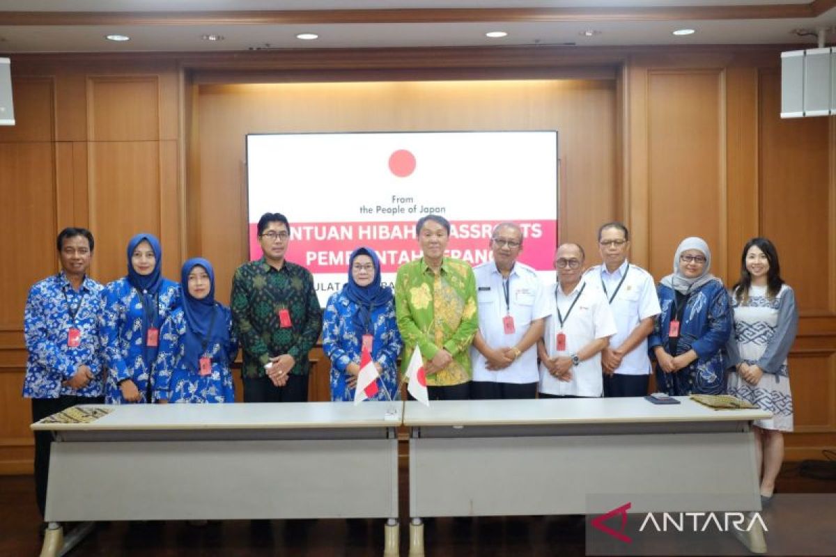 Konjen Jepang di Surabaya salurkan bantuan mobil donor darah