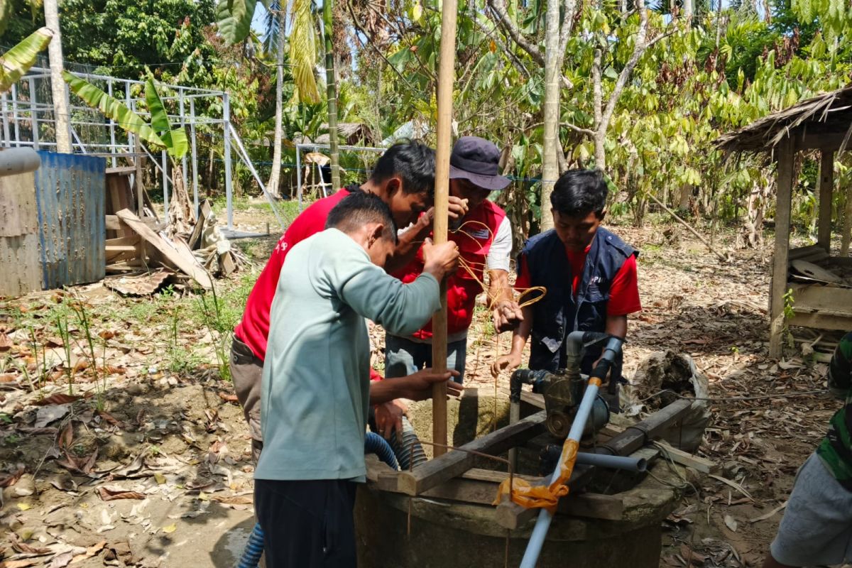 Relawan PMI bersihkan sumur warga terdampak banjir di Aceh Utara