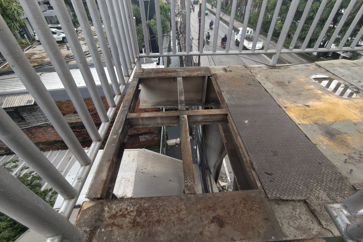 Pelat besi JPO dicuri, Pemkot Jakbar ajak warga ikut awasi