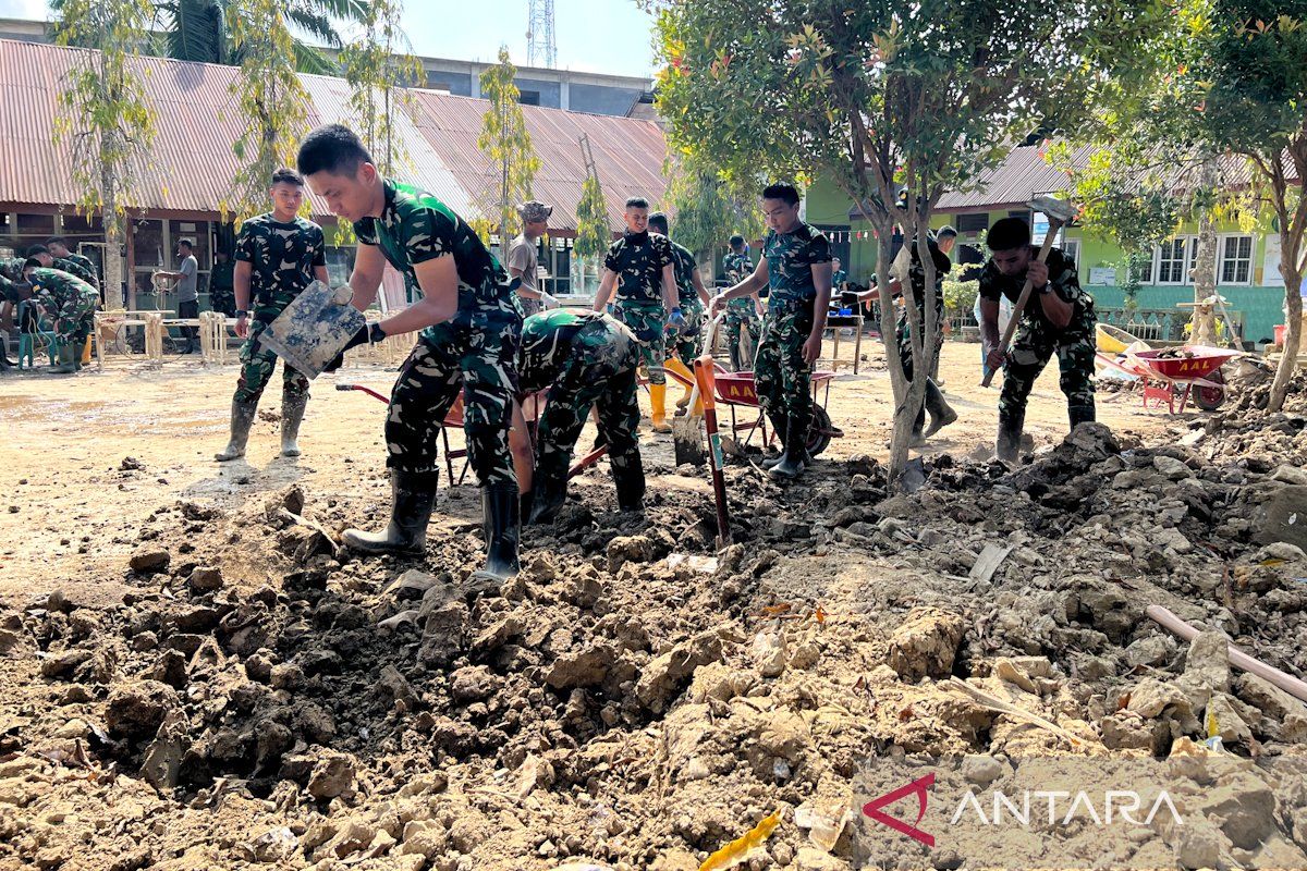 Taruna TNI bersihkan sisa lumpur dan hibur siswa SDN Tualang Cut Aceh