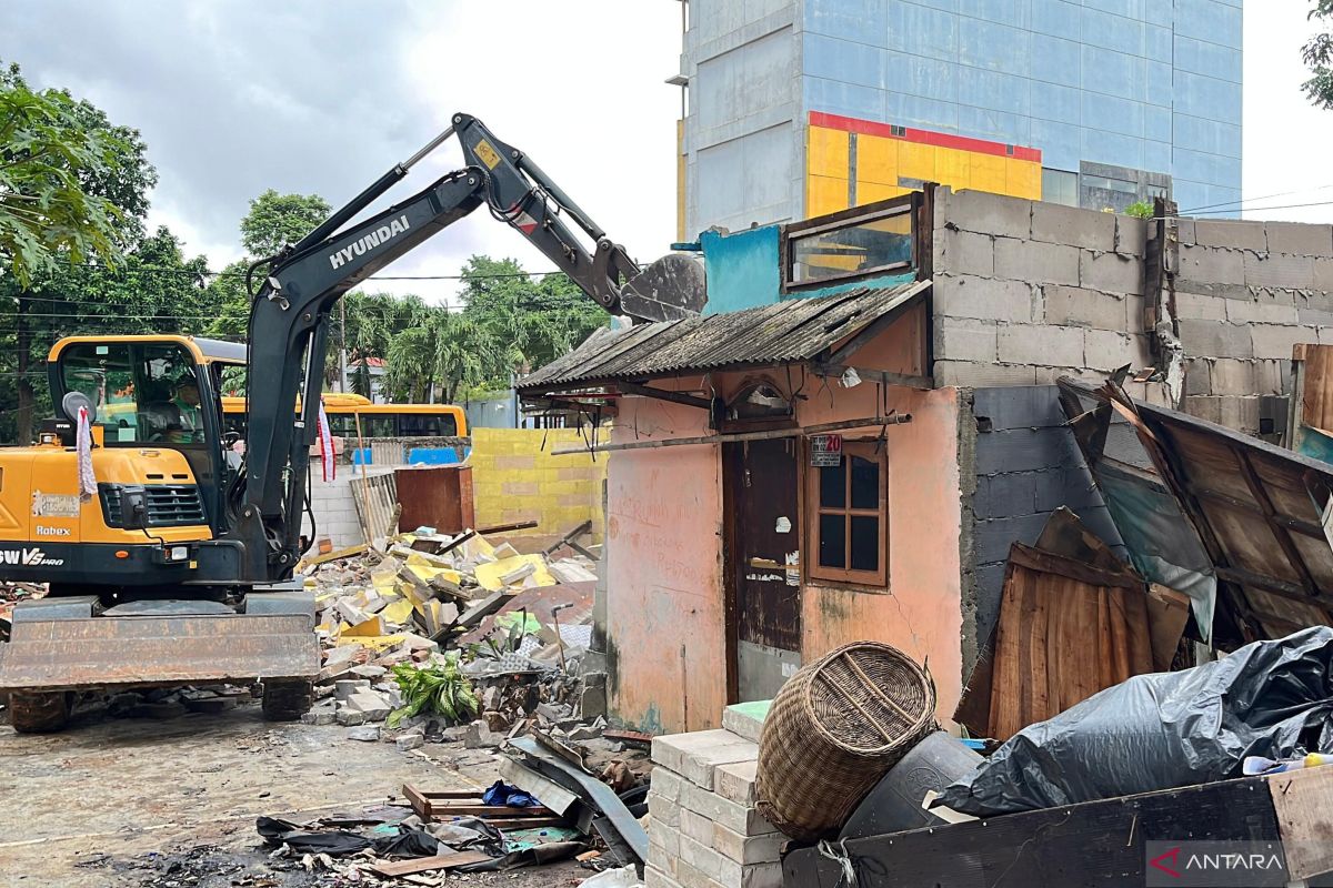 Pembongkaran bangunan warga di TPU Kebon Nanas tuntas