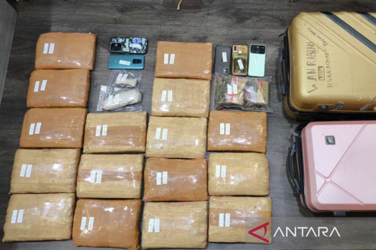 Polisi ringkus empat pengedar ganja seberat 17 kilogram di Jakpus