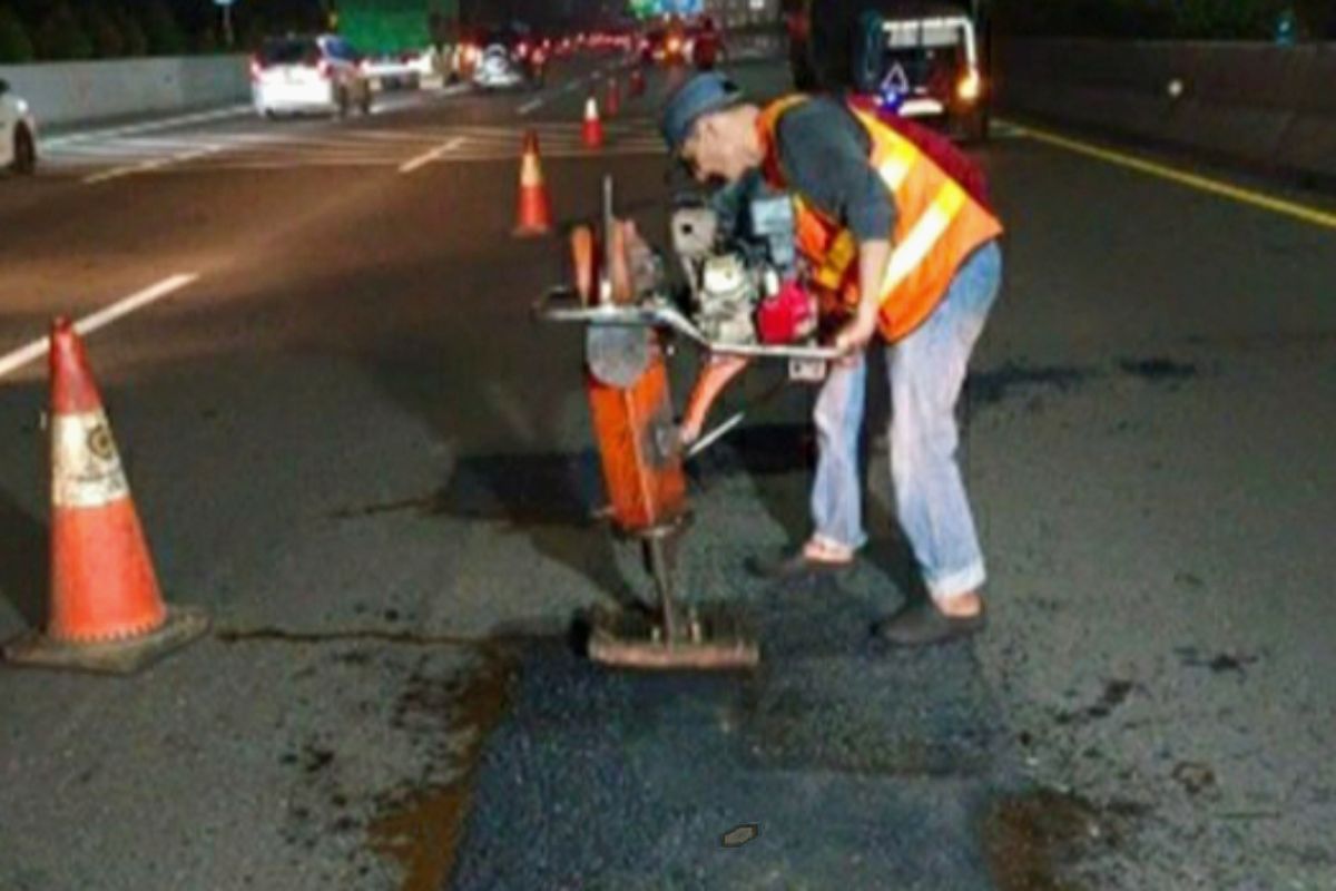 Jasamarga tangani jalan berlubang akibat hujan deras di Tol Japek