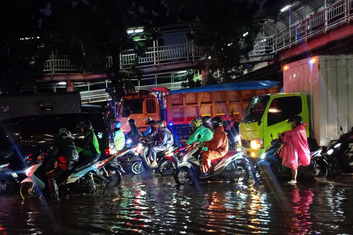 Imbas banjir, lalu lintas Jalan DI Panjaitan macet pada Kamis malam