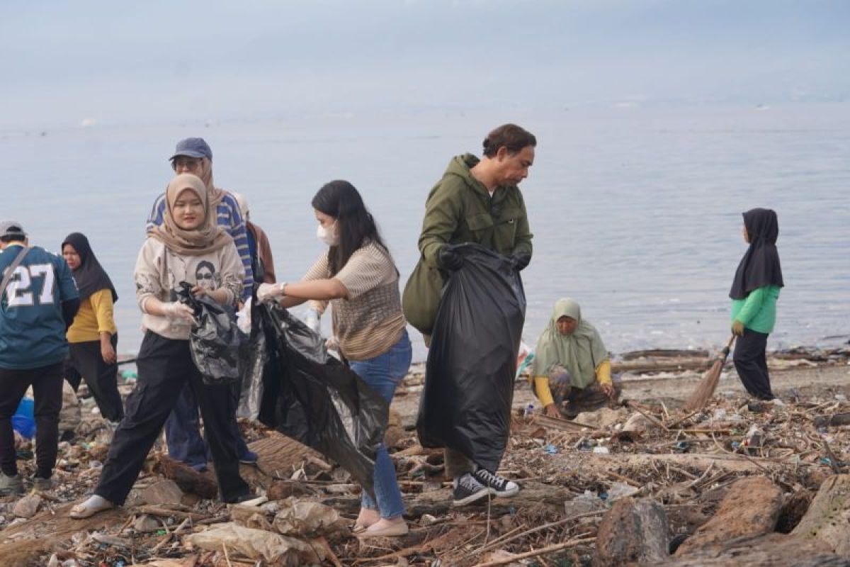 Aksi bersih Teluk Palu kumpulkan 100 ton sampah